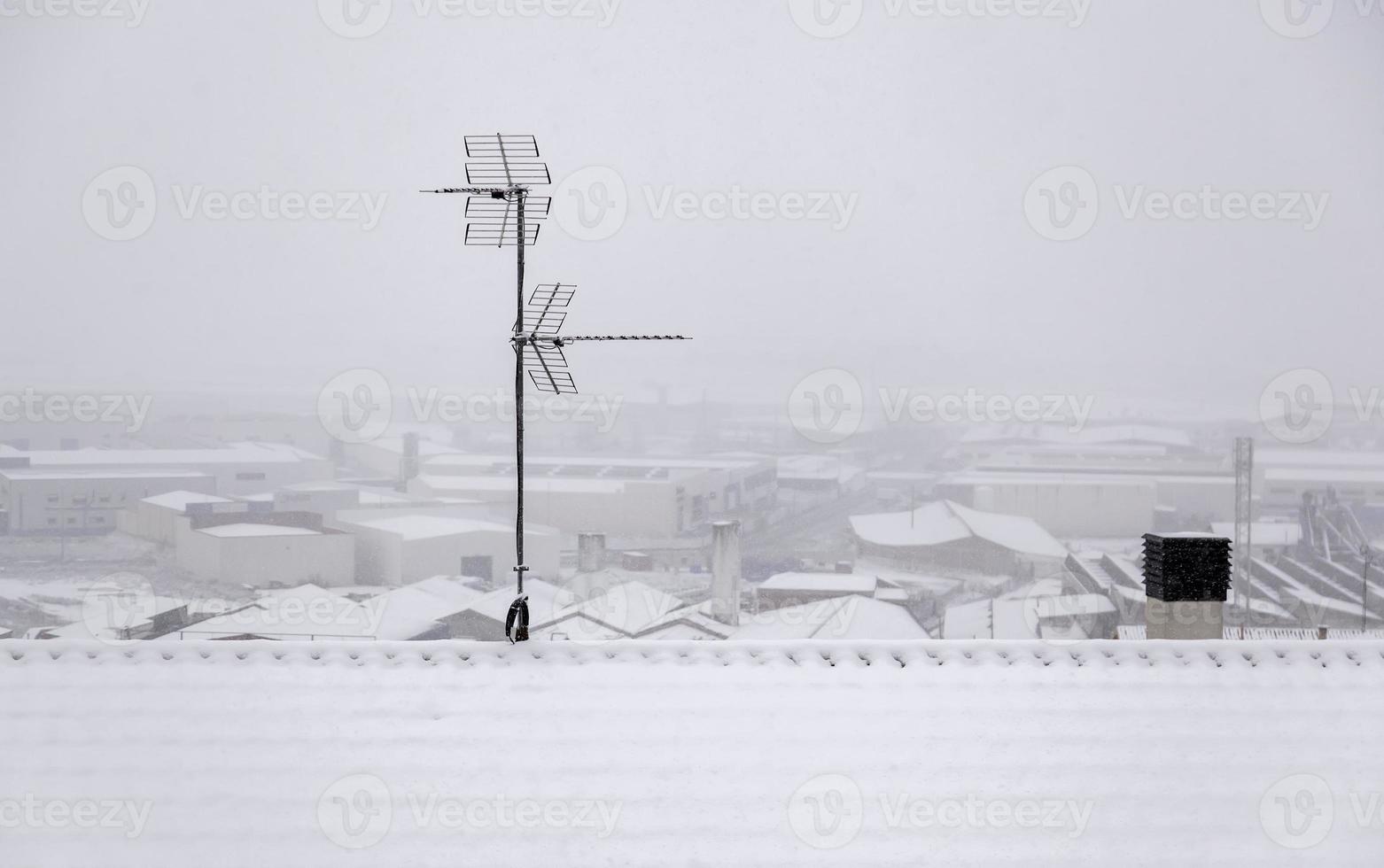 techos nevados y antenas foto