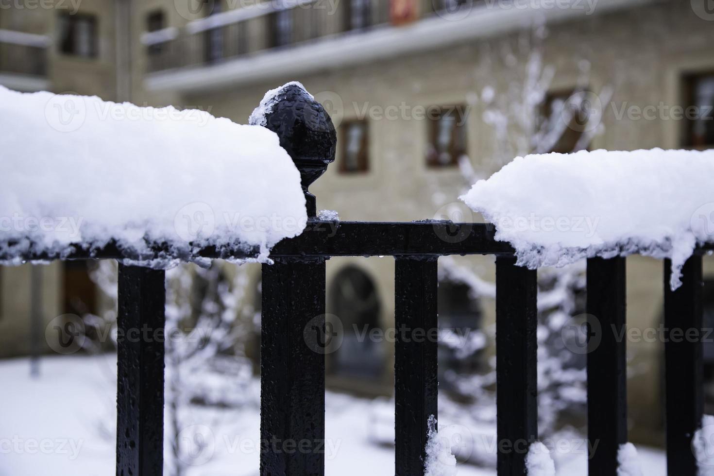 barandilla de metal llena de nieve foto