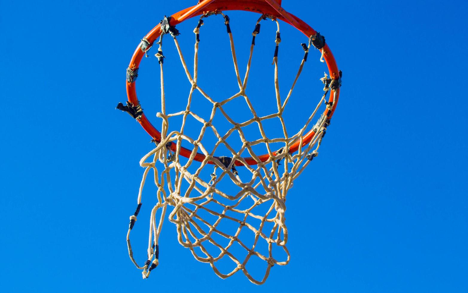 aro de baloncesto justo después de disparar foto