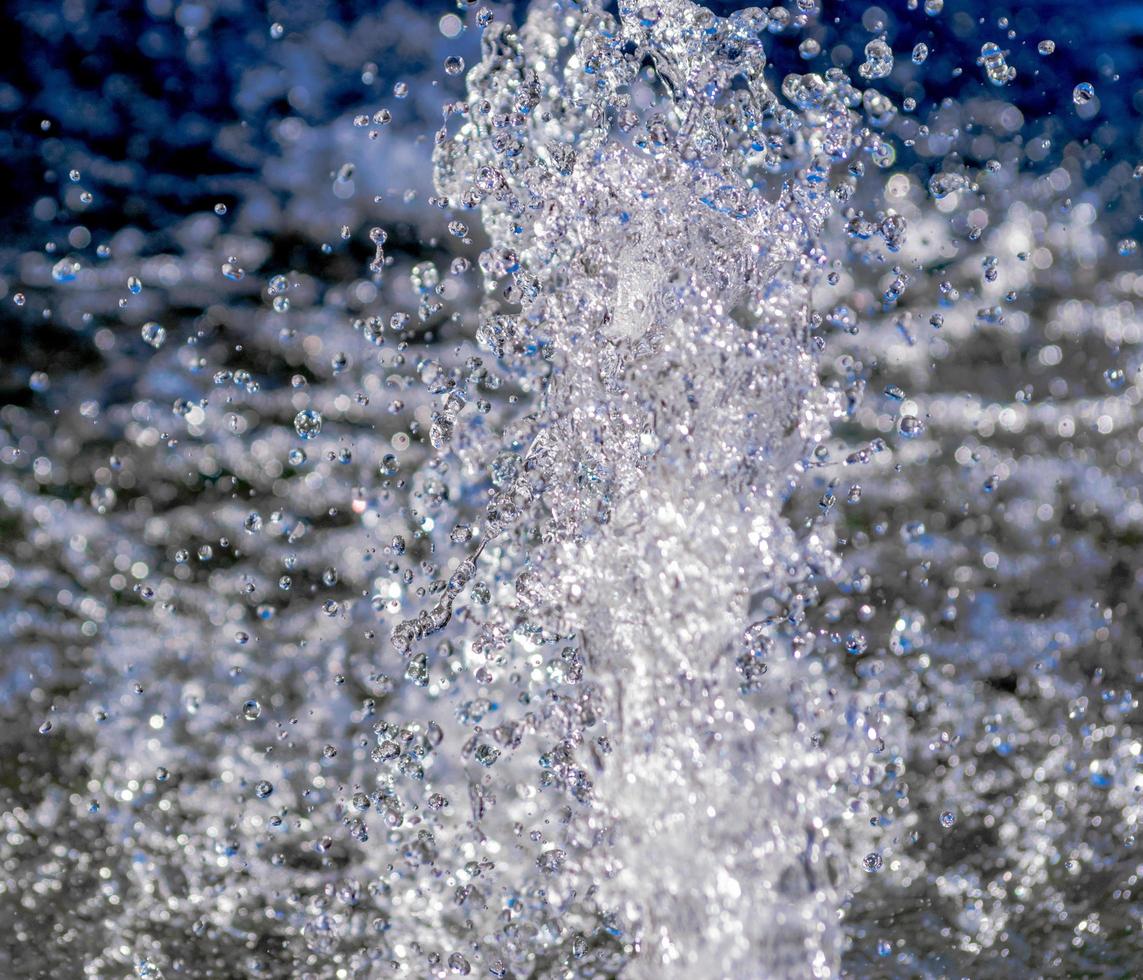 vista de una fuente. explosión de agua. vista de chorro de agua foto