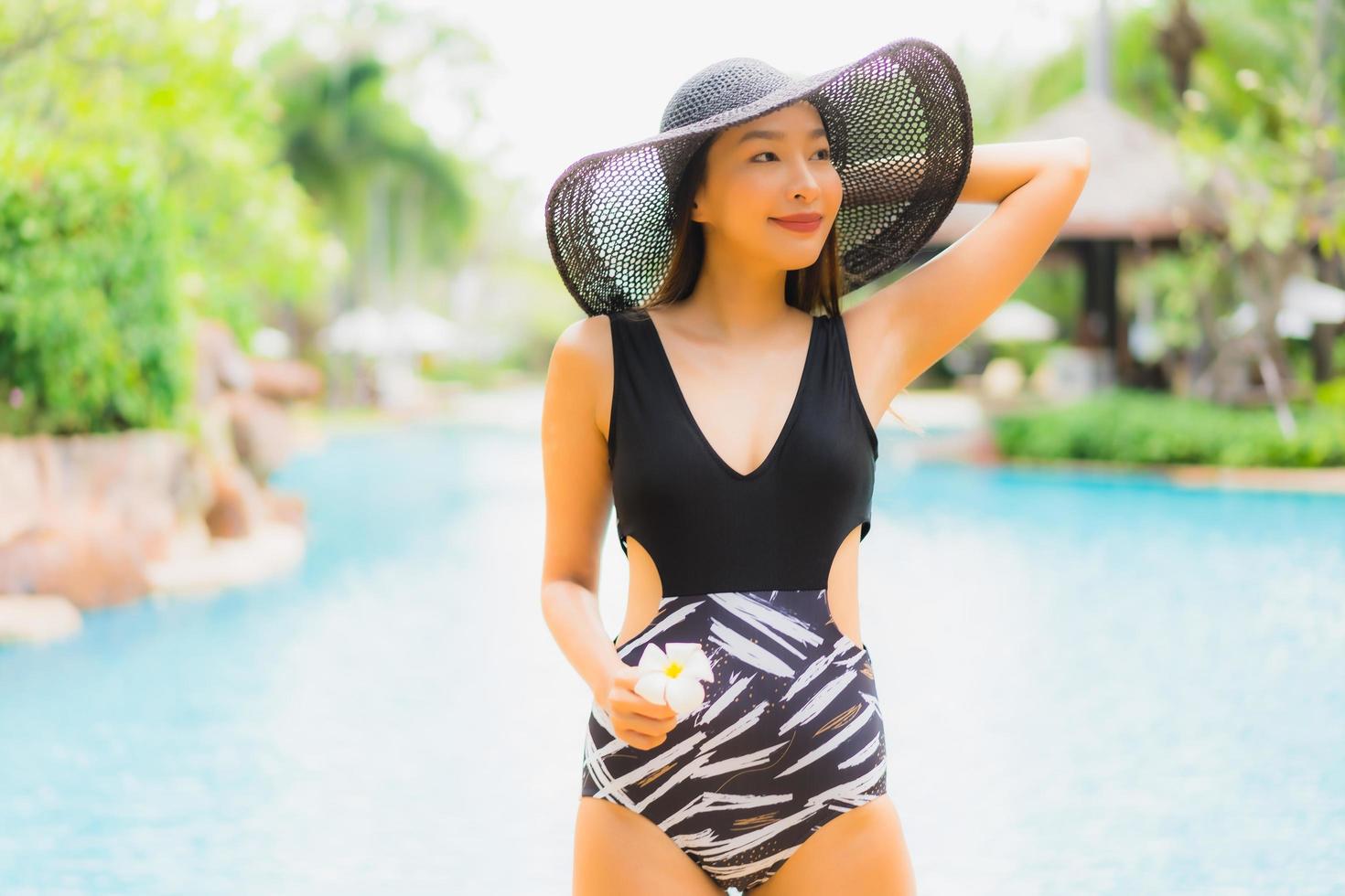 retrato, hermoso, joven, mujeres asiáticas, feliz, sonrisa, relajarse, alrededor, piscina foto