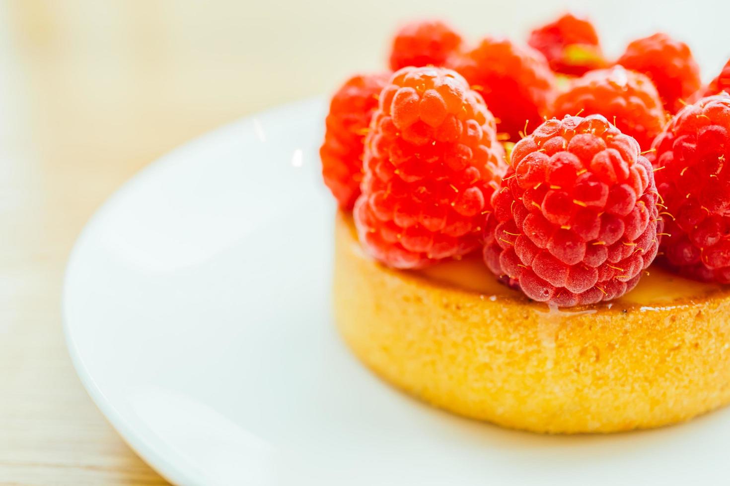 Tarta de natillas de postre dulce con frambuesa en la parte superior foto