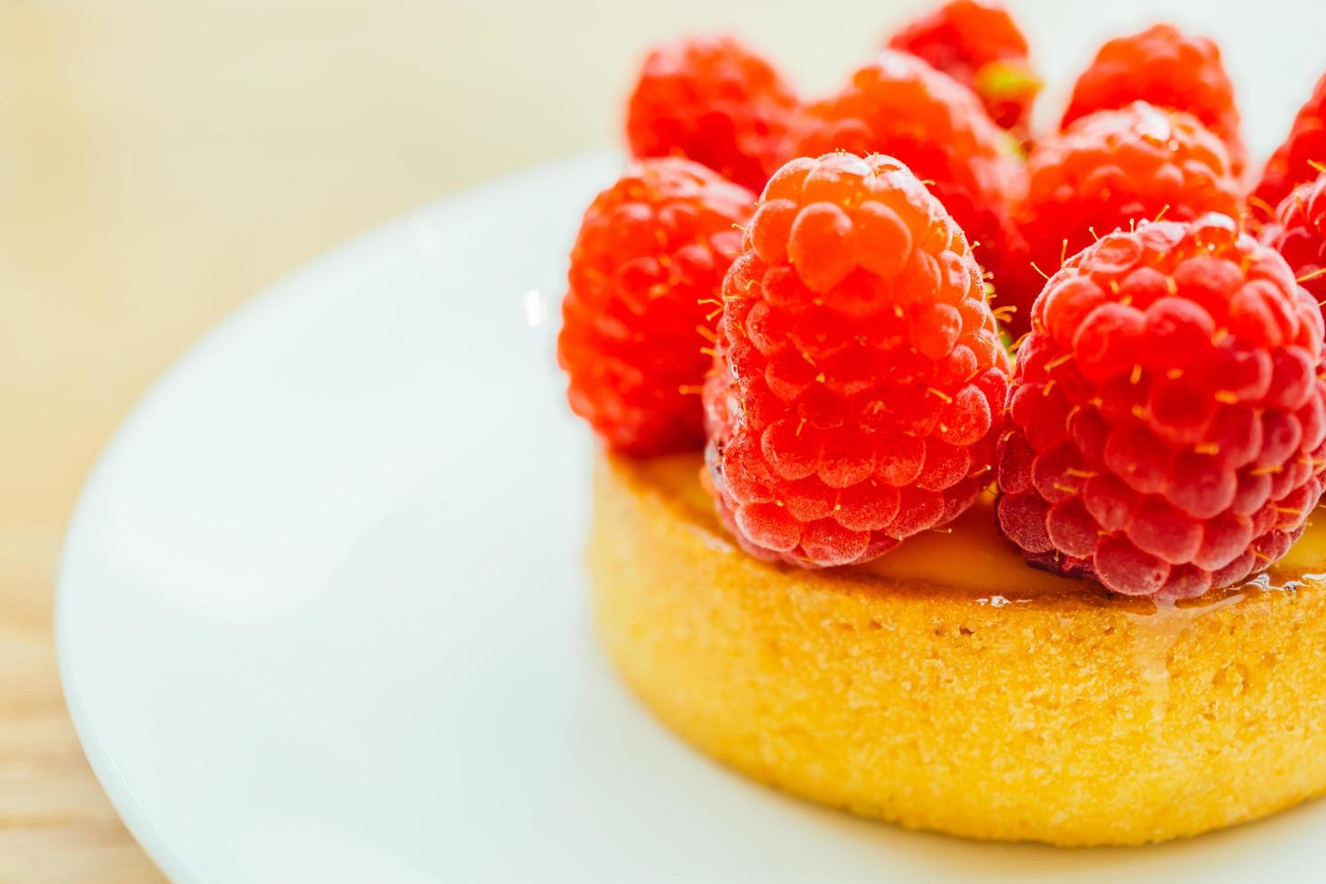 Tarta de natillas de postre dulce con frambuesa en la parte superior foto