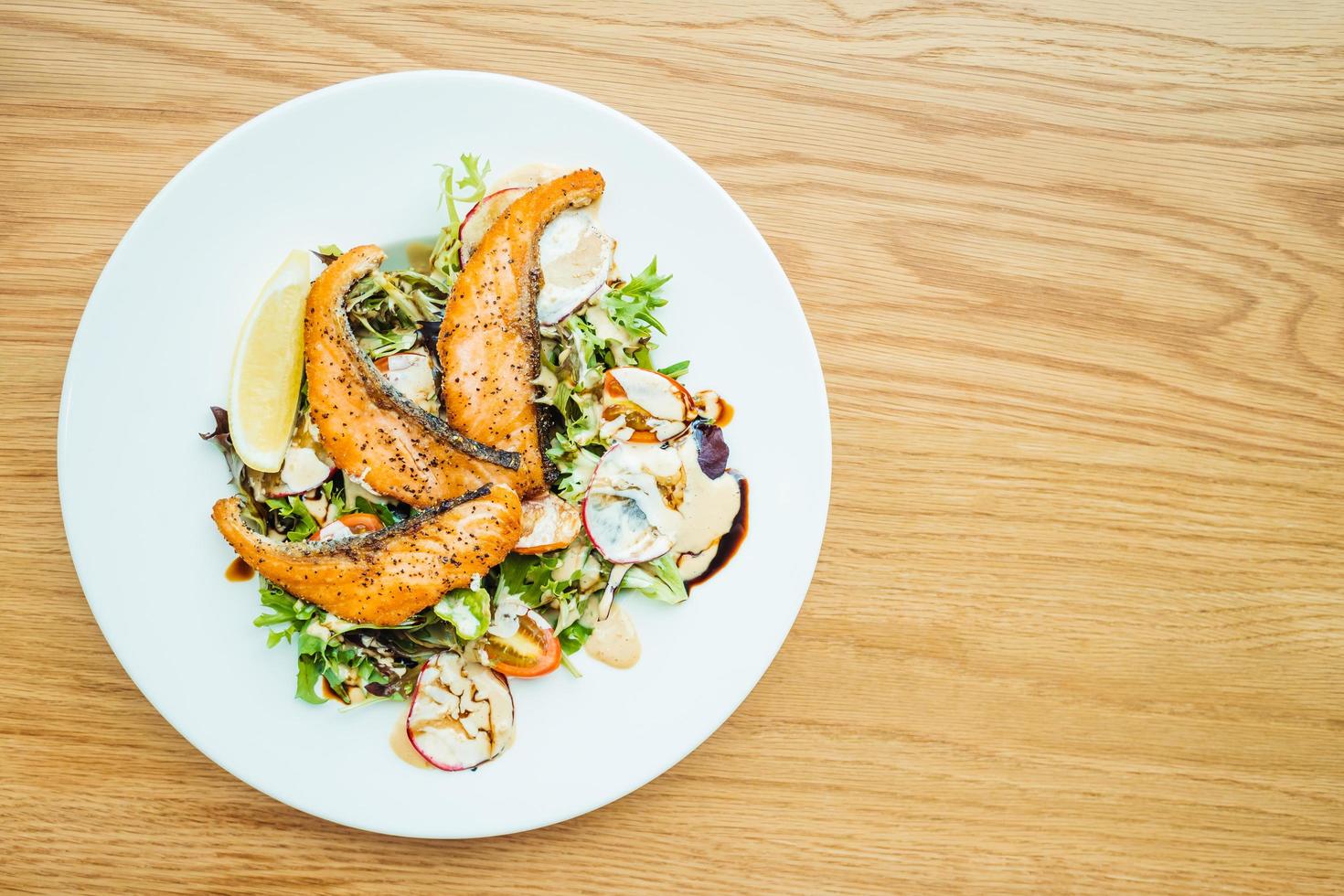 Filete de salmón a la plancha con ensalada de verduras foto
