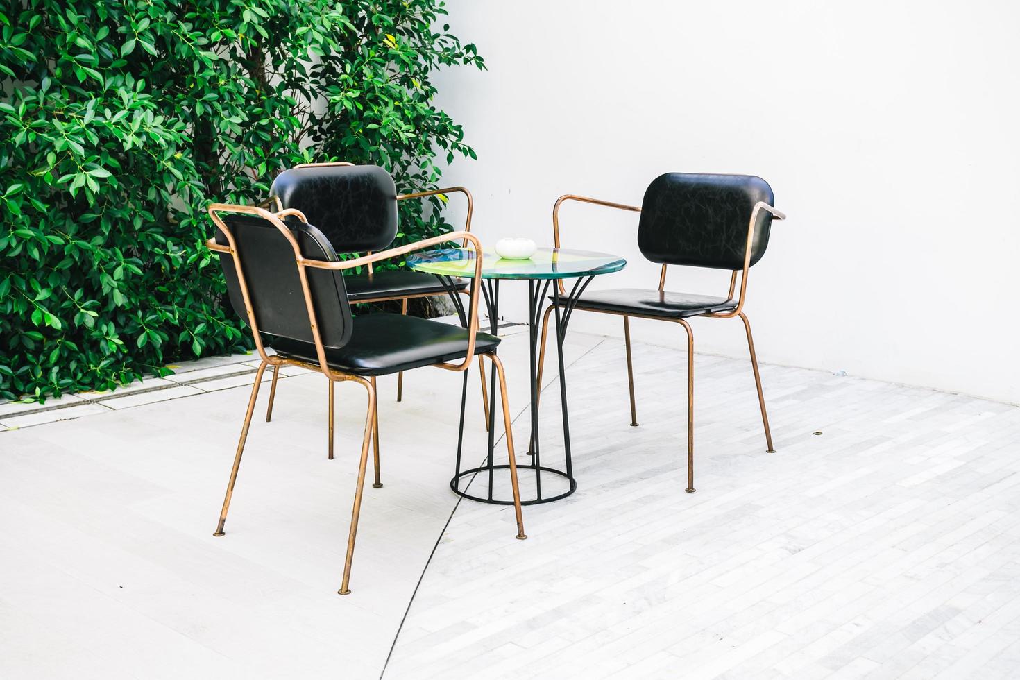 muebles con silla y mesa vacías foto