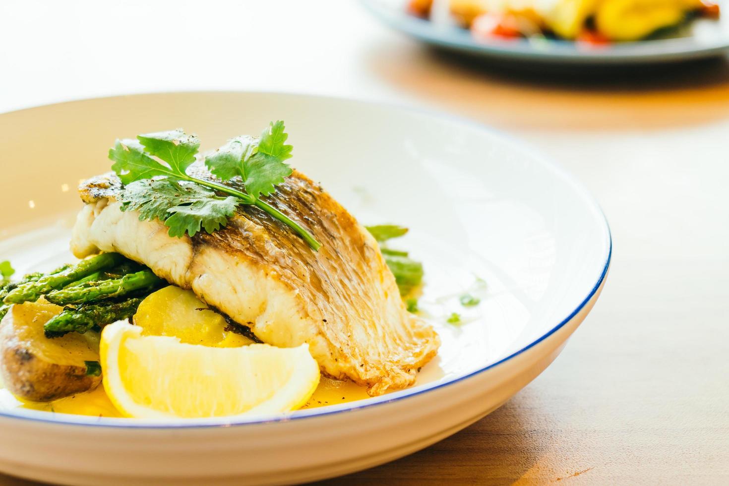 filete de pescado y carne de barramundi o pangasius foto