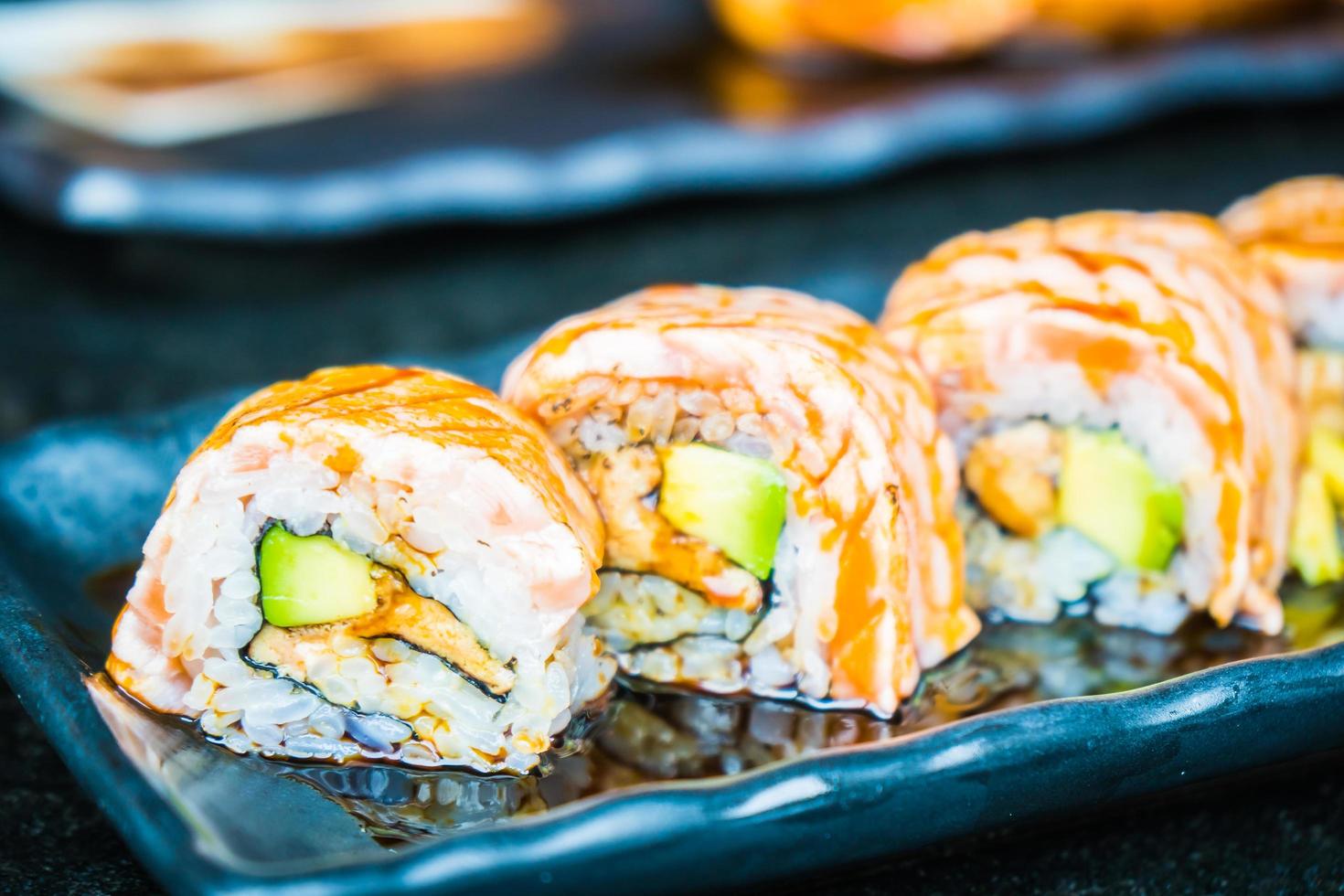 rollo de salmón sushi foto