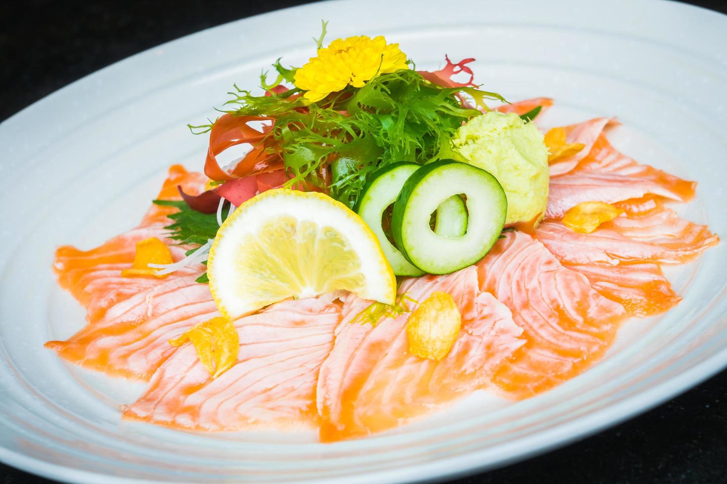 carpaccio de salmón en plato blanco foto