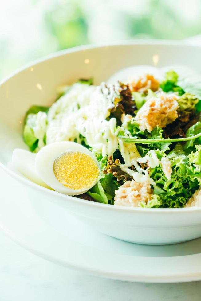 Ensalada de atún fresco en un tazón blanco foto