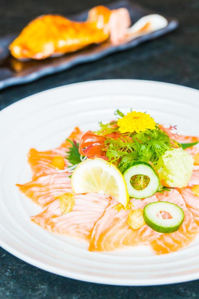 carpaccio de salmón en plato blanco foto