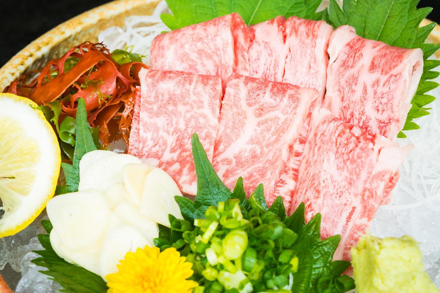 sashimi de carne cruda y fresca matsusaka foto