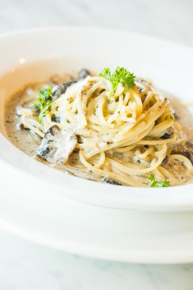 Spaghetti cream sauce with truffle mushroom photo