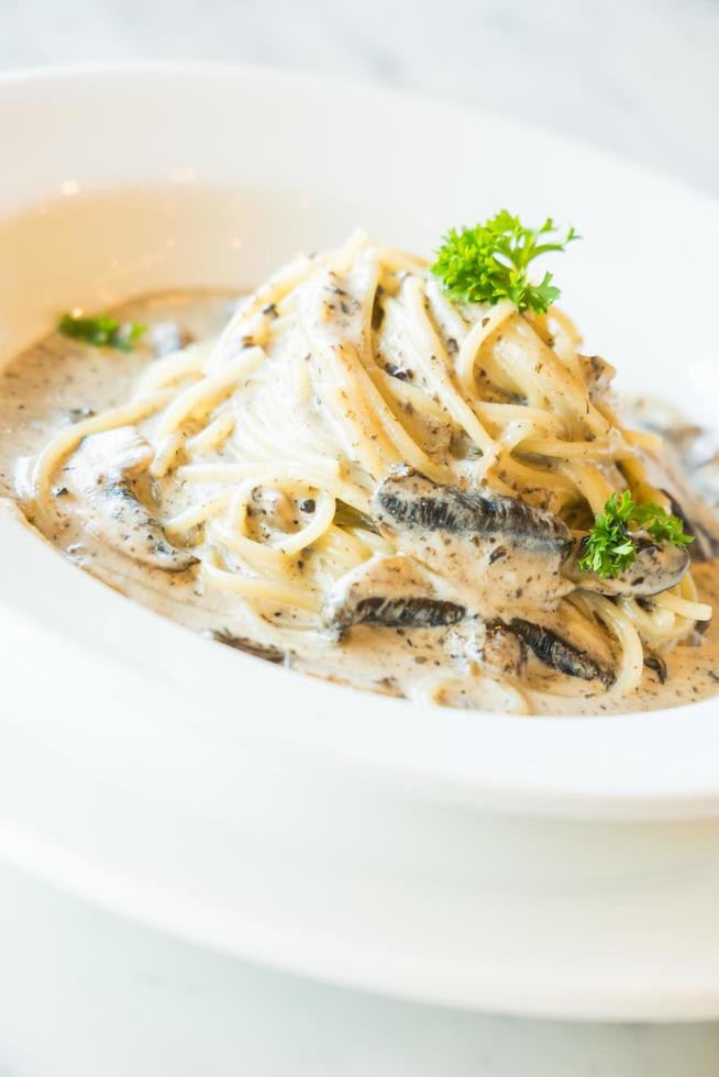 Spaghetti cream sauce with truffle mushroom photo