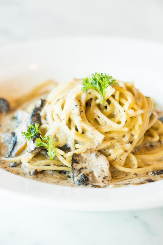 Spaghetti cream sauce with truffle mushroom photo