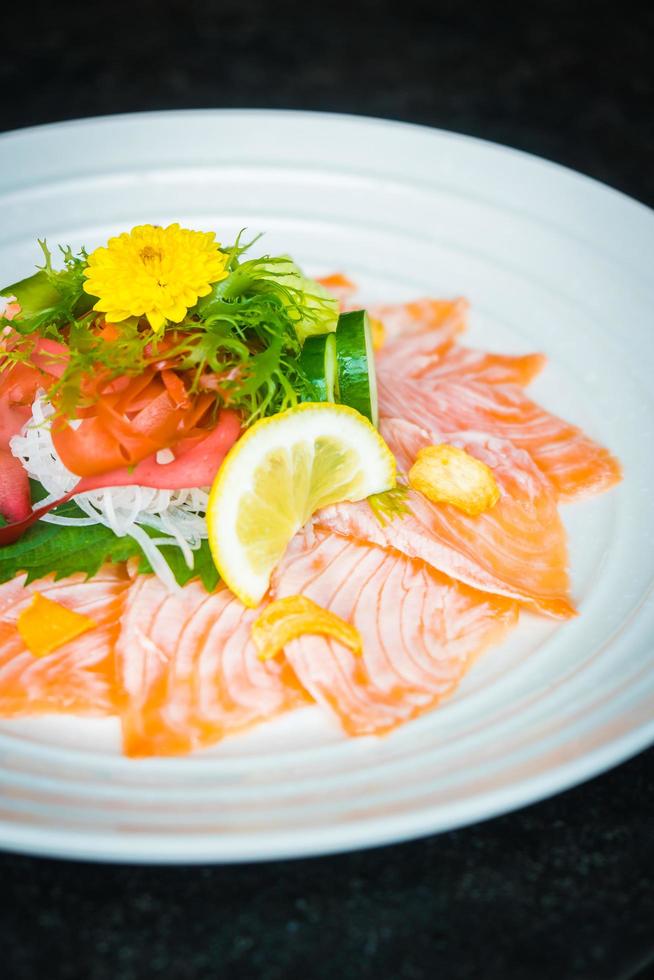 carpaccio de salmón en plato blanco foto