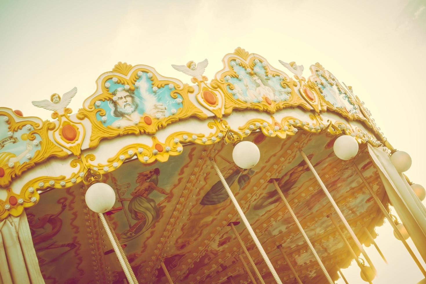 carrusel de caballos en el parque foto