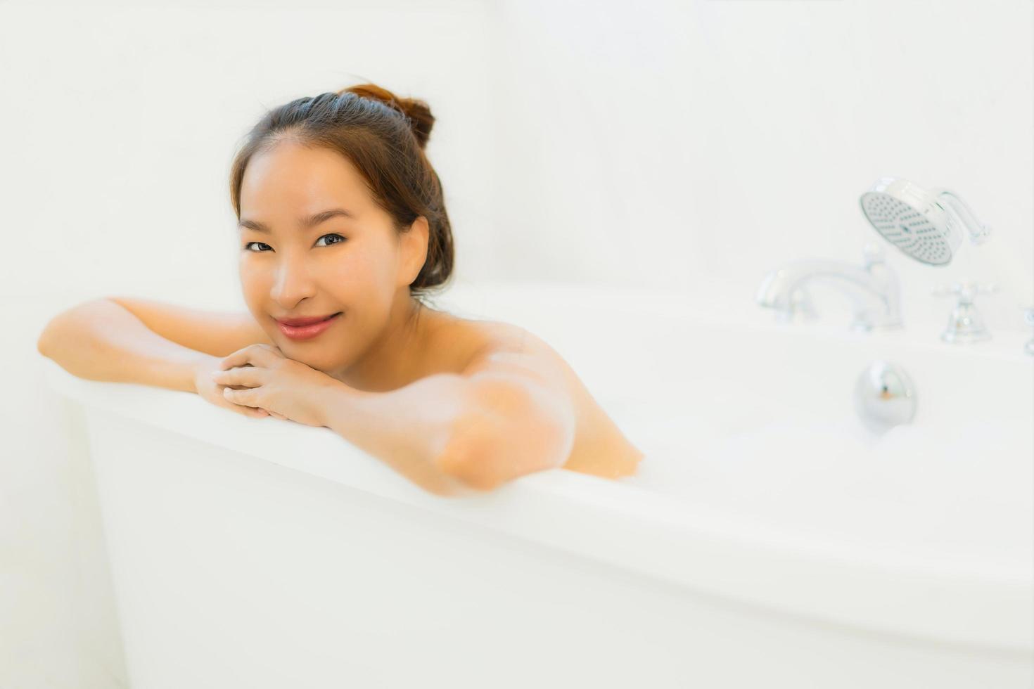 retrato, hermoso, joven, mujer asiática, tomar una bañera, en, cuarto de baño foto