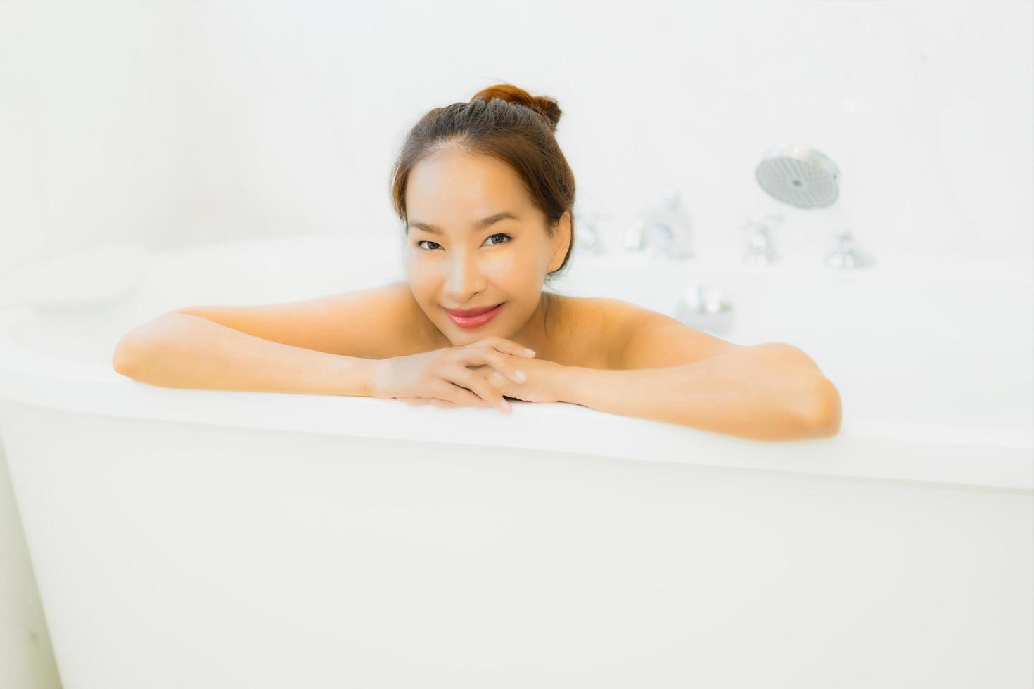 retrato, hermoso, joven, mujer asiática, tomar una bañera, en, cuarto de baño foto