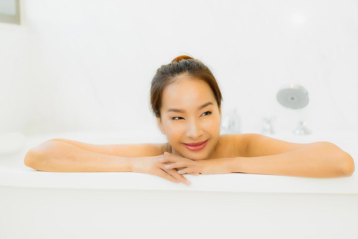 retrato, hermoso, joven, mujer asiática, tomar una bañera, en, cuarto de baño foto