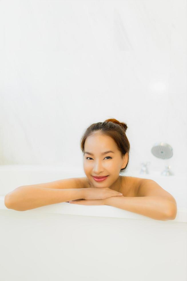 retrato, hermoso, joven, mujer asiática, tomar una bañera, en, cuarto de baño foto