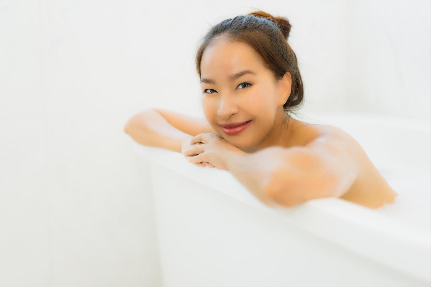 retrato, hermoso, joven, mujer asiática, tomar una bañera, en, cuarto de baño foto