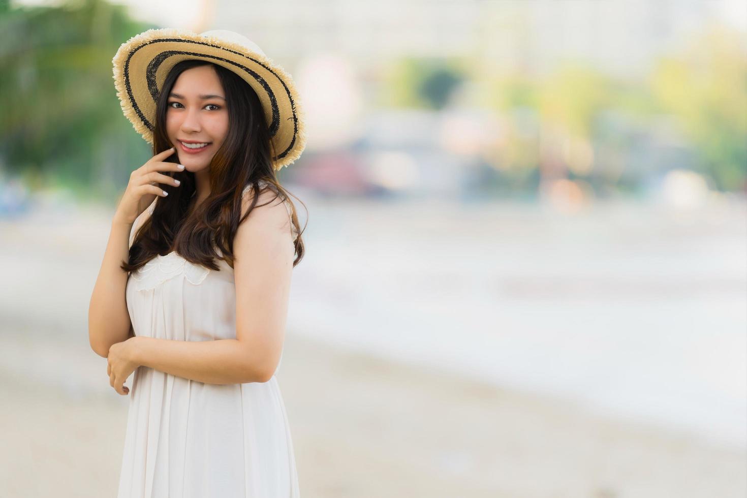 retrato, hermoso, joven, mujer asiática, feliz, y, sonrisa, en, el, playa, mar y océano foto