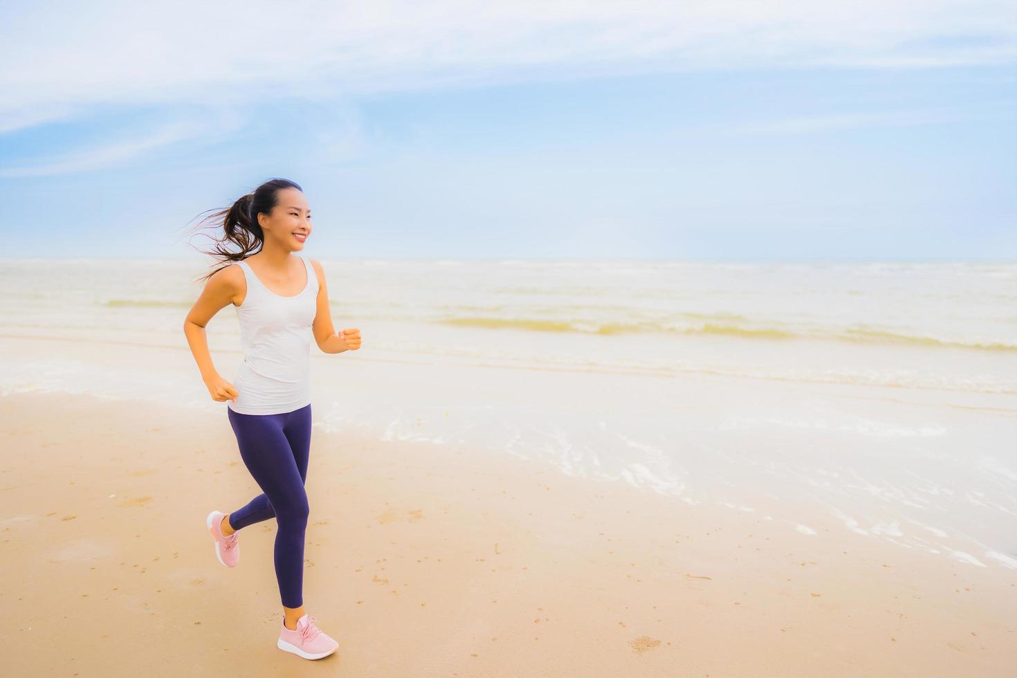 retrato, hermoso, joven, deporte, mujer asiática, ejercicio, por, correr y trotar, en, el, naturaleza, aire libre, playa, y, mar foto