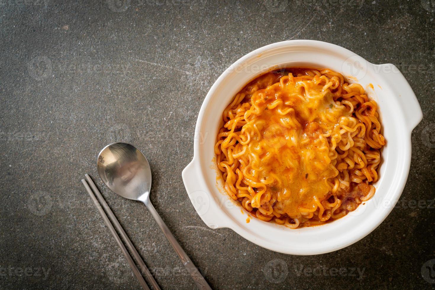 tazón de fideos instantáneos picantes con queso mozzarella foto