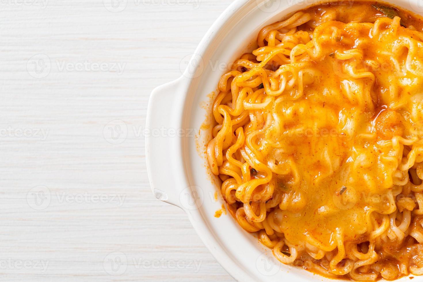 tazón de fideos instantáneos picantes con queso mozzarella foto