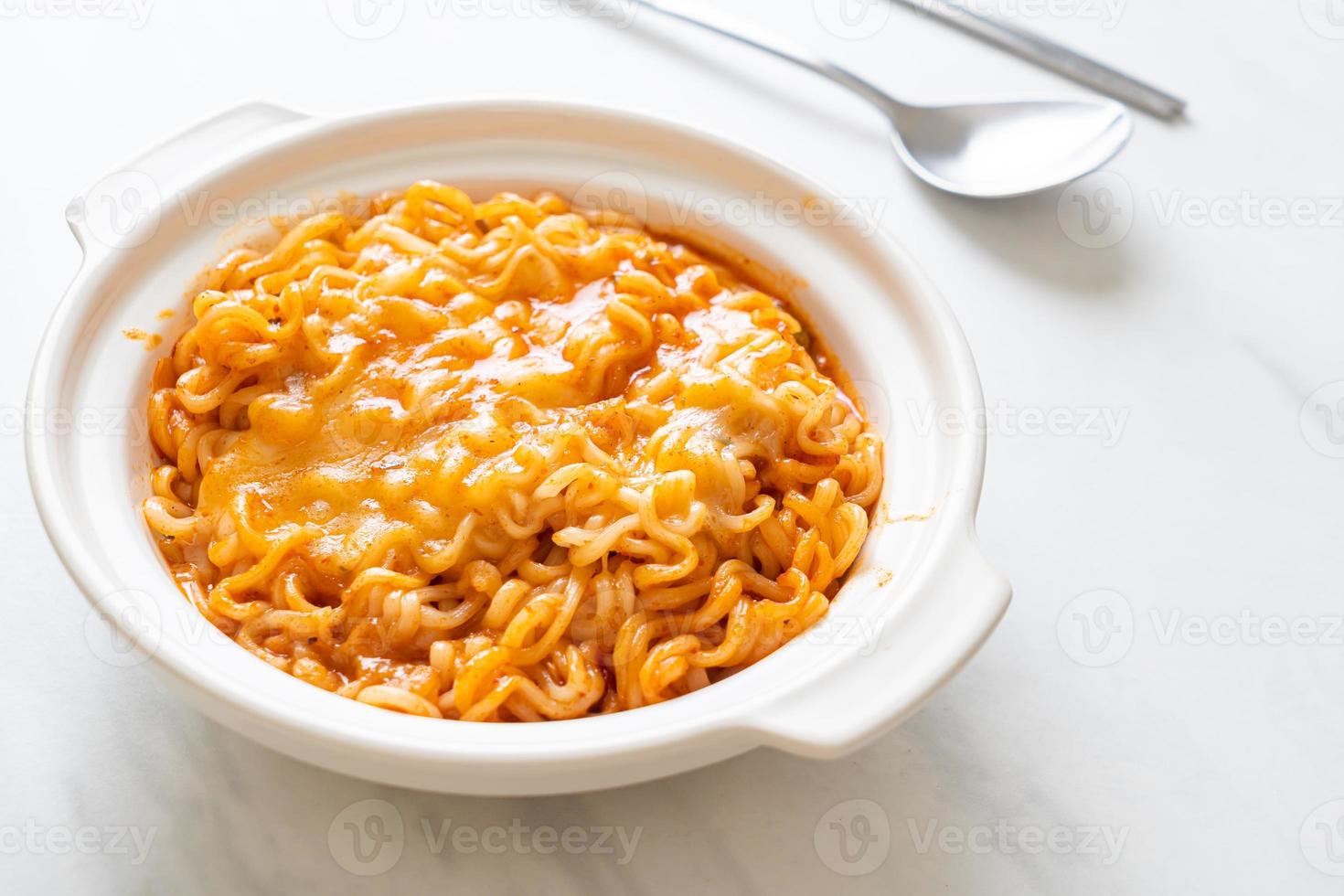 tazón de fideos instantáneos picantes con queso mozzarella foto