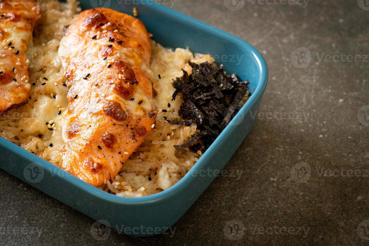 salmón al horno con queso y tazón de arroz miso picante foto