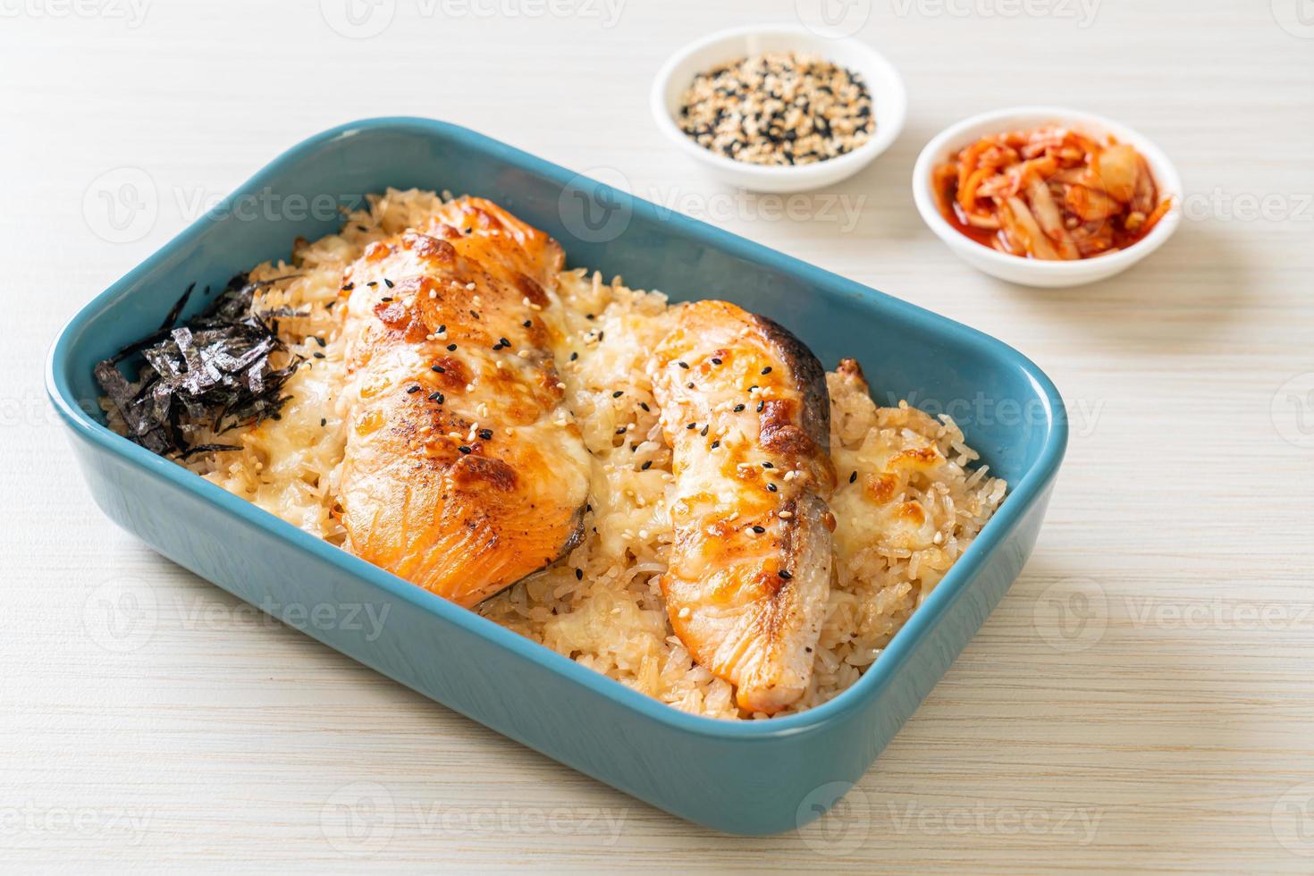 salmón al horno con queso y tazón de arroz miso picante foto