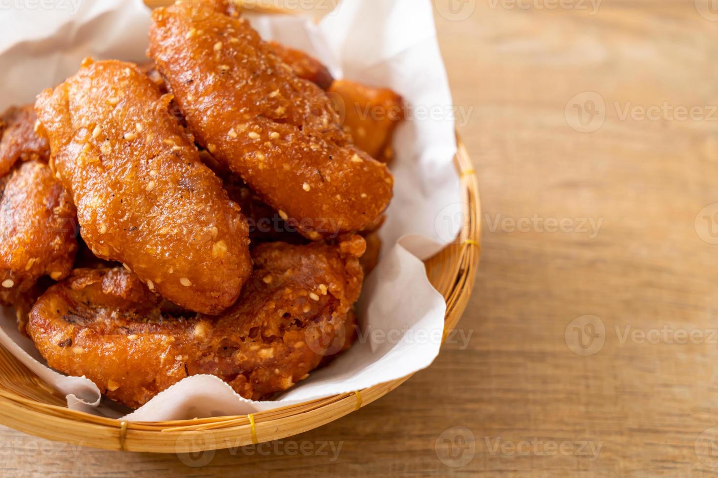 Plátanos fritos con sésamo - estilo de comida tailandesa foto