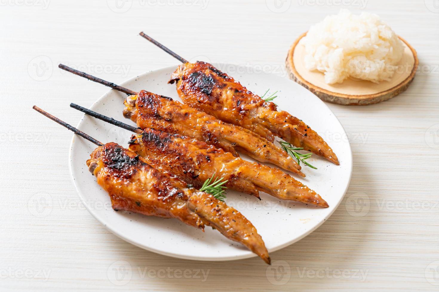 brocheta de alitas de pollo a la parrilla o barbacoa con arroz glutinoso foto