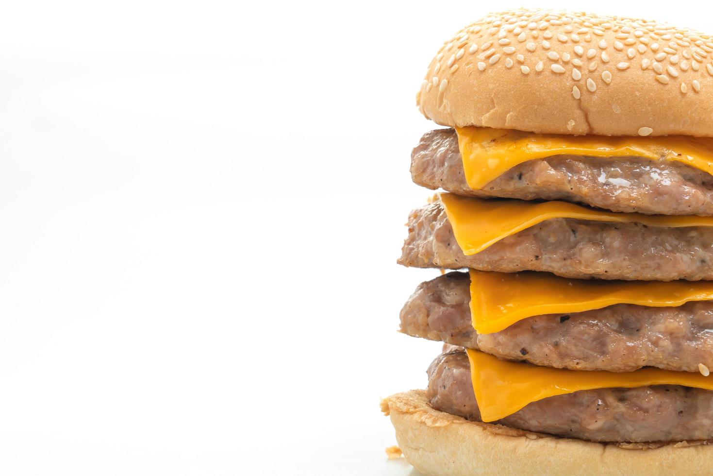 Hamburguesa de cerdo o hamburguesa de cerdo con queso aislado sobre fondo blanco. foto