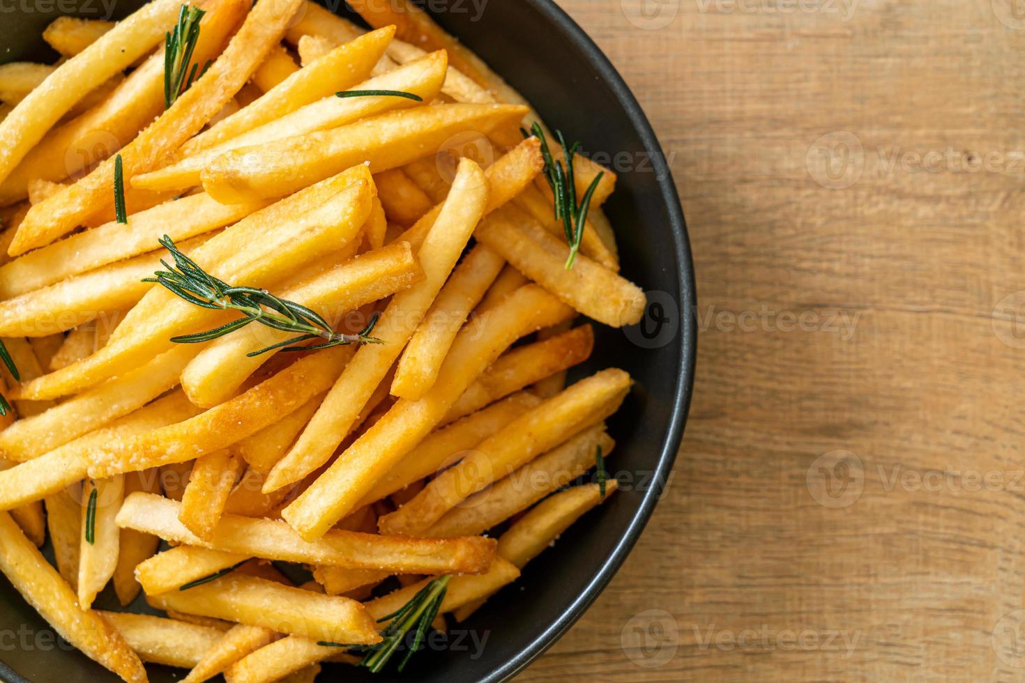 un plato de papas fritas foto