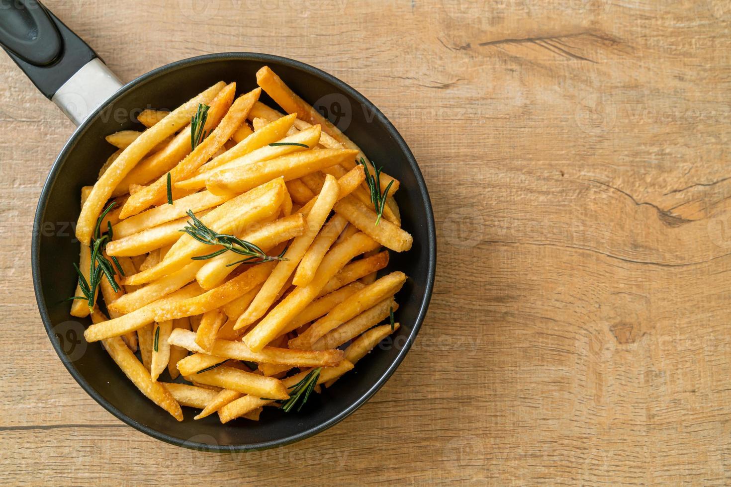 un plato de papas fritas foto