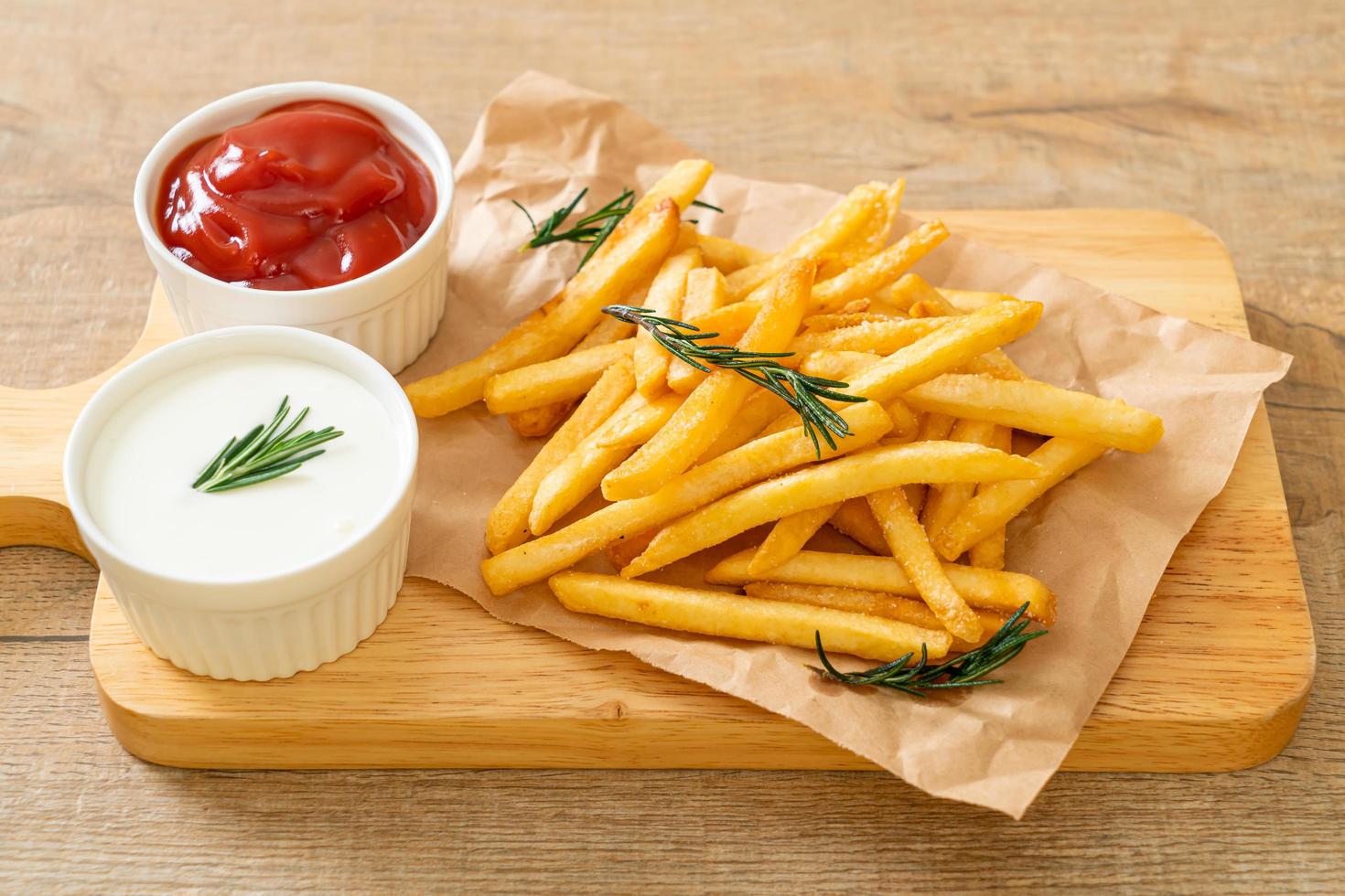 papas fritas con crema agria y salsa de tomate foto