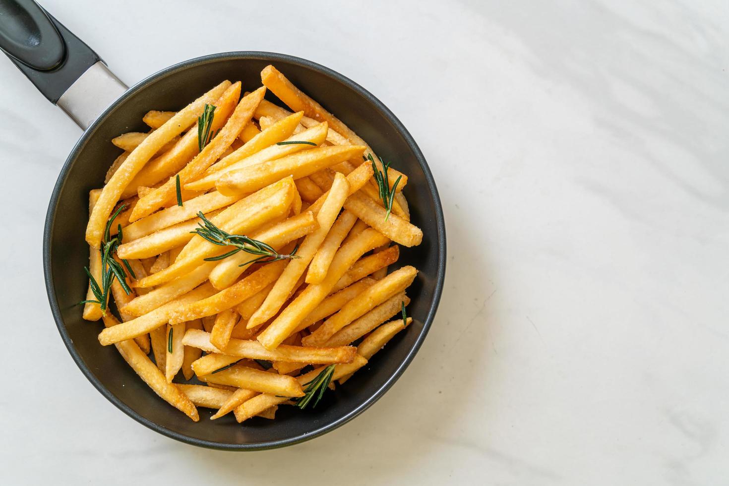 un plato de papas fritas foto