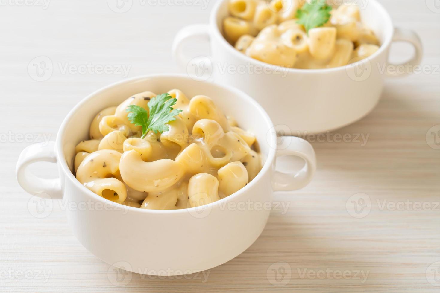 Macaroni and cheese with herbs in a bowl photo