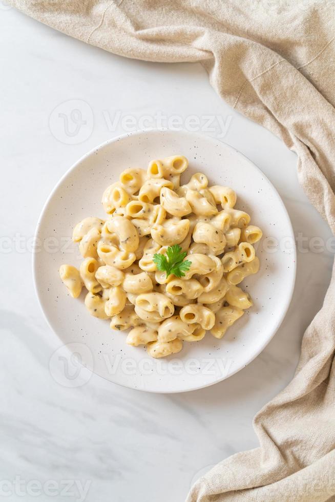 macarrones con queso con hierbas en un bol foto