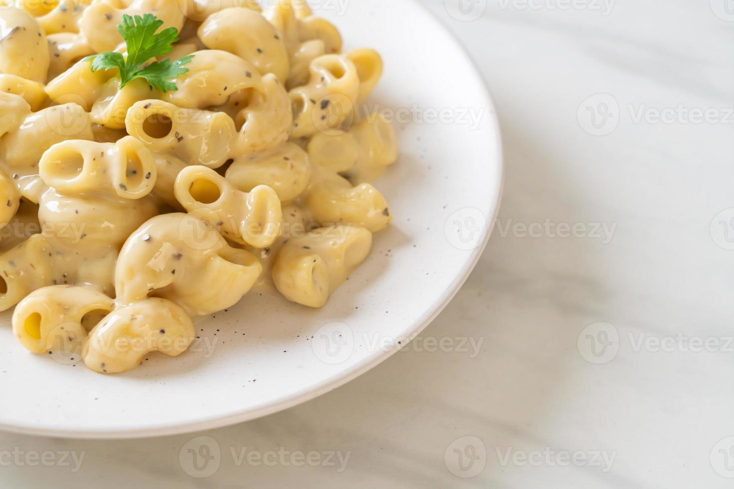 Macaroni and cheese with herbs in a bowl photo