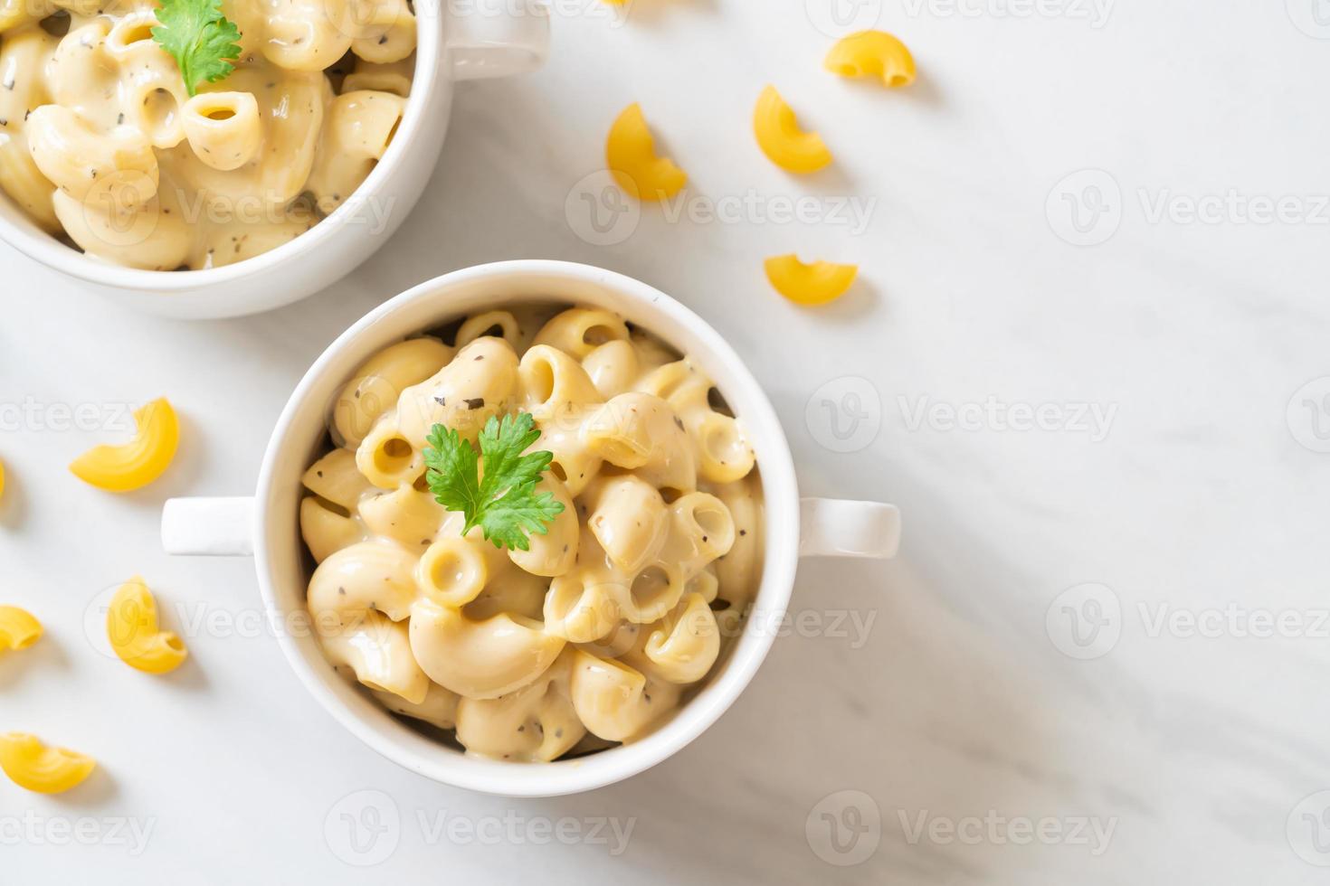 macarrones con queso con hierbas en un bol foto