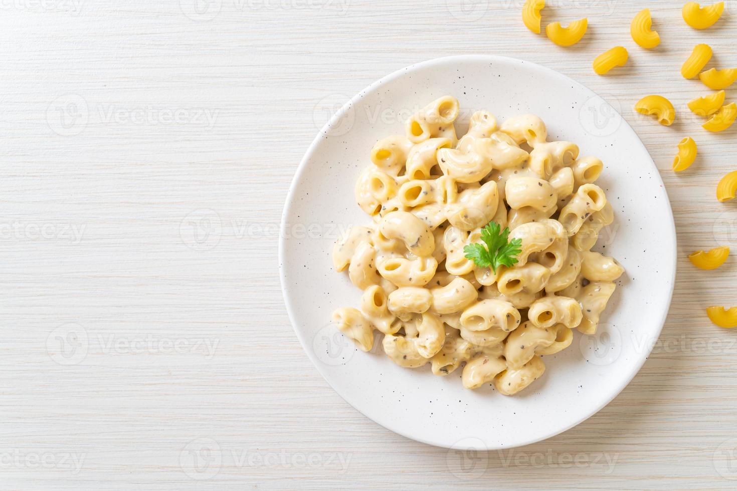 Macaroni and cheese with herbs in a bowl photo