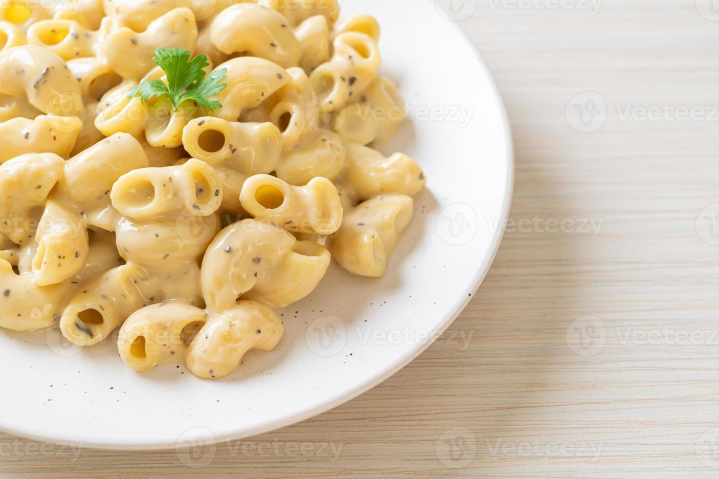 macarrones con queso con hierbas en un bol foto