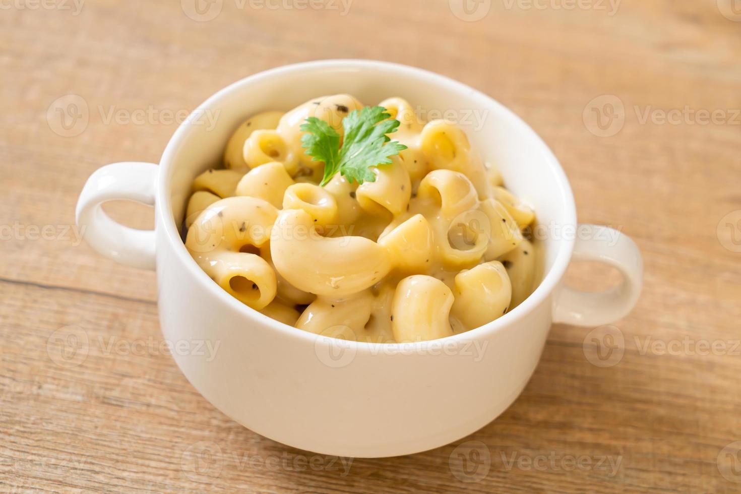 Macaroni and cheese with herbs in a bowl photo