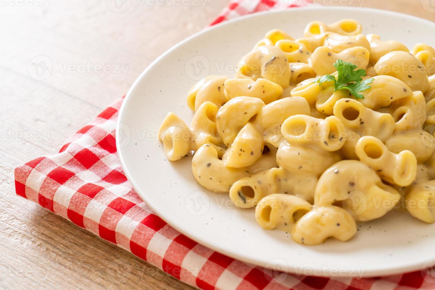 Macaroni and cheese with herbs in a bowl photo