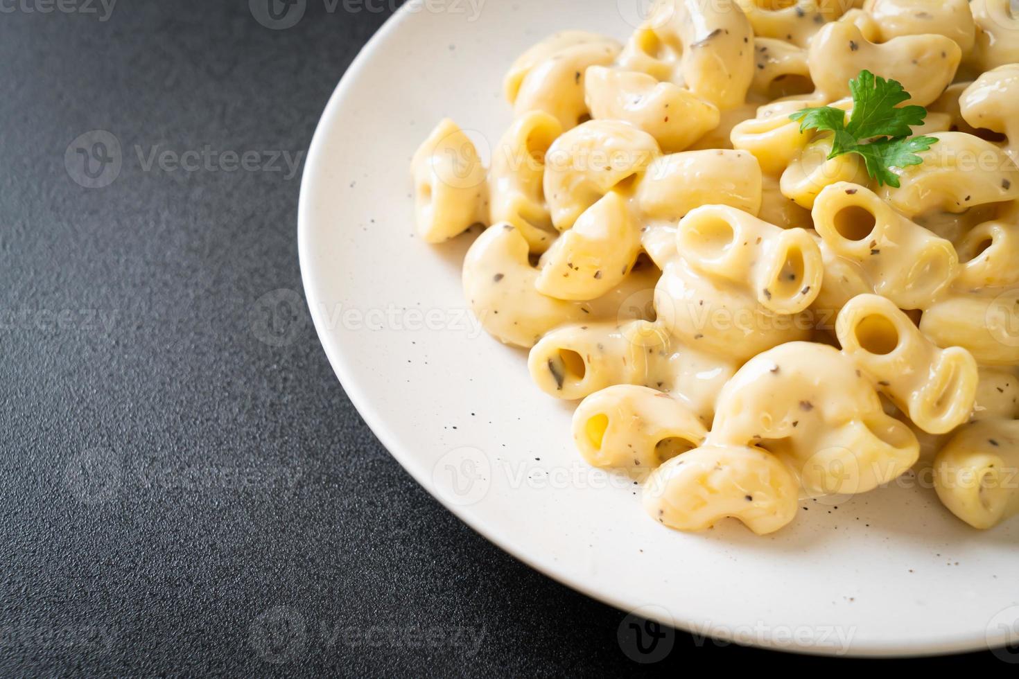 Macaroni and cheese with herbs in a bowl photo