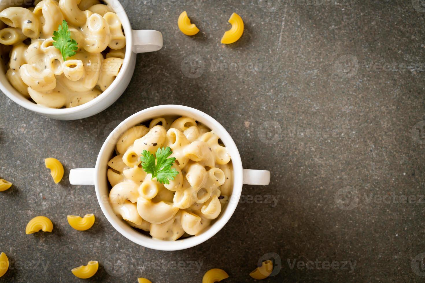 Macaroni and cheese with herbs in a bowl photo