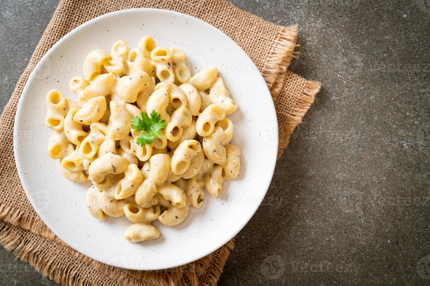 Macaroni and cheese with herbs in a bowl photo